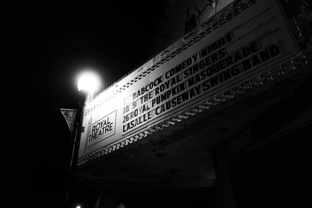 Recenzja premiery teatralnej – jak analizować nowe spektakle?