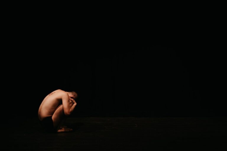 Recenzje spektakli dla młodzieży – jak pisać o teatrze młodzieżowym?